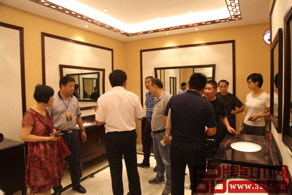 參觀歐晨衛(wèi)浴新品時，眾多經銷商紛紛認真聽企業(yè)負責人的講解，仔細欣賞家具