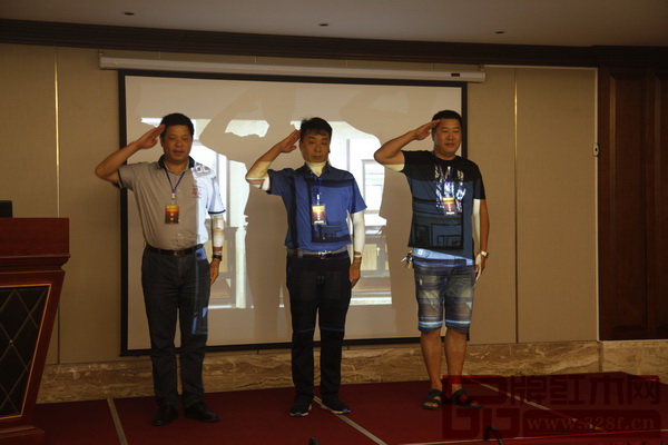新品發(fā)布會當天正值“八一建軍節(jié)”，歐晨衛(wèi)浴經銷商、合作伙伴中的退伍軍人一齊上臺展示了軍姿