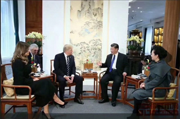 美國(guó)總統(tǒng)特朗普（左三）訪華落坐故宮博物院寶蘊(yùn)樓扇形面南官帽椅